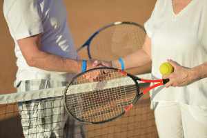 Ridurre il colesterolo -Senior-couple-playing-tennis